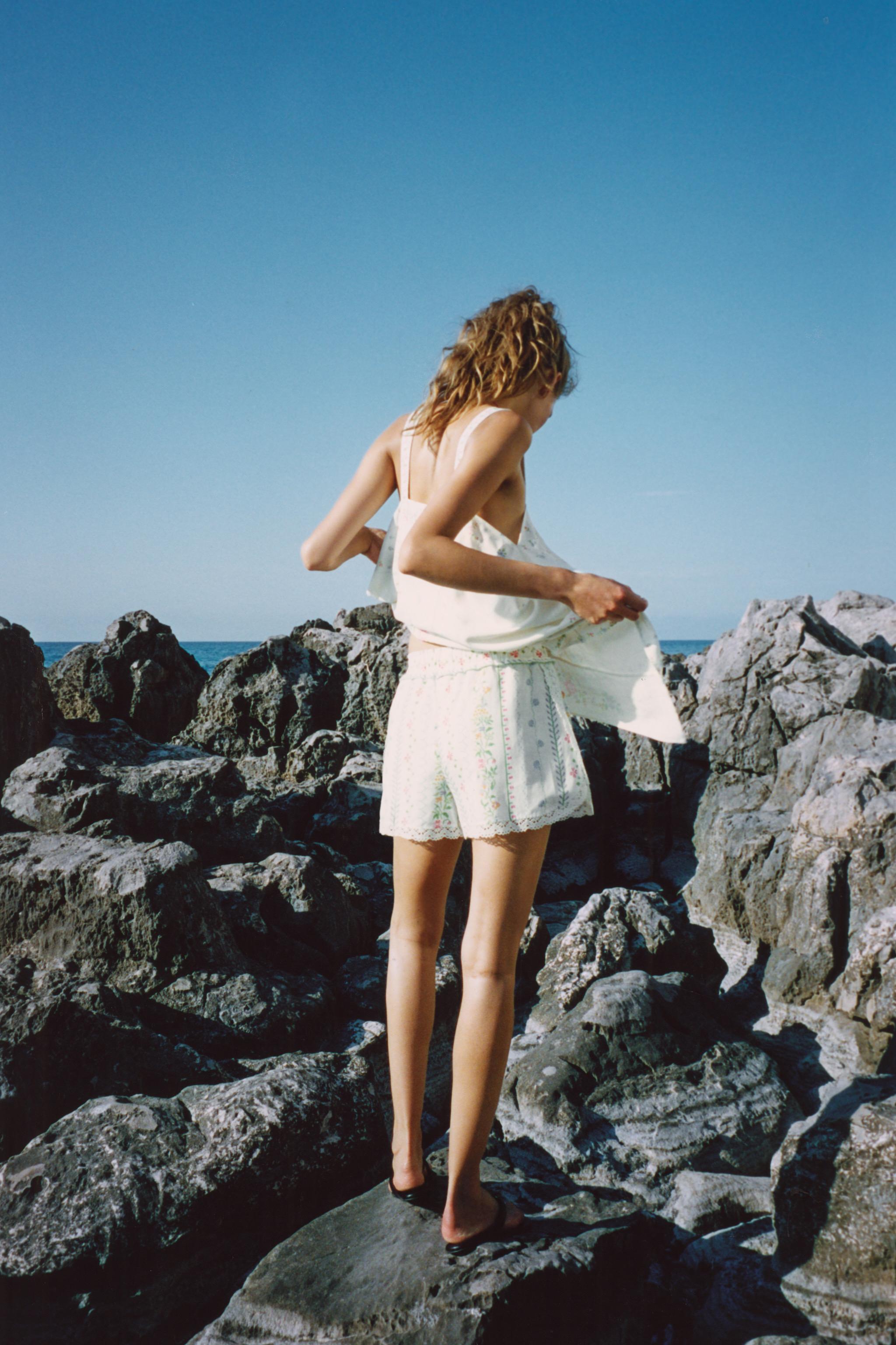 FLORAL PRINT LINEN SHORTS WITH LACE TRIM
